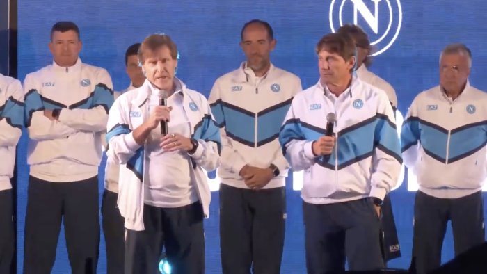 conte e il suo staff salutano i tifosi sotto la pioggia