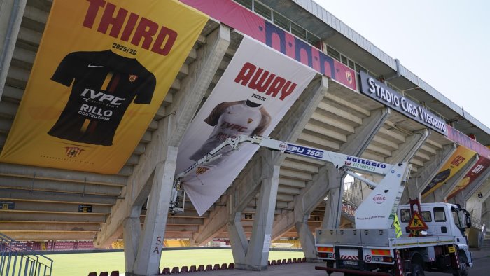 benevento le nuove divise ecco la seconda maglia