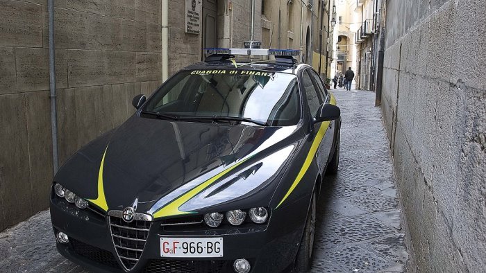 lavoro irregolare la finanza scopre 17 lavoratori in nero