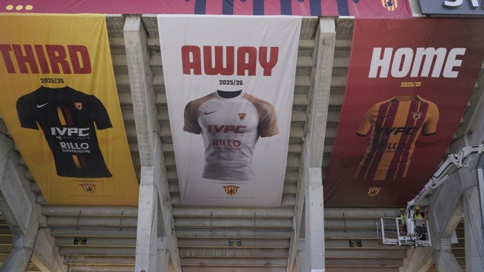 presentazione nuove maglie ora sono anche esposte al ciro vigorito