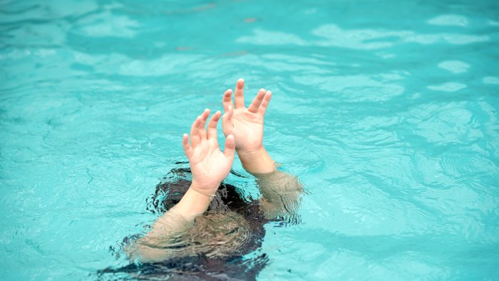 bimbo di 7 anni cade in piscina e grave in ospedale