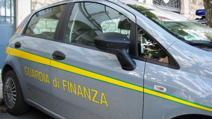 la finanza sequestra 2 7 milioni di euro di beni a ex dipendente statale