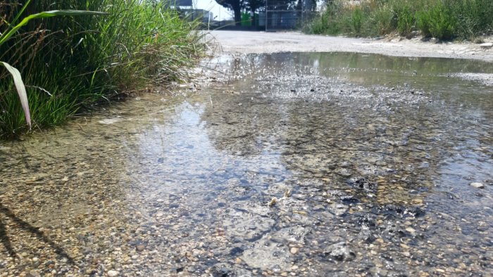 ariano perdita d acqua all ingresso dell isola ecologica