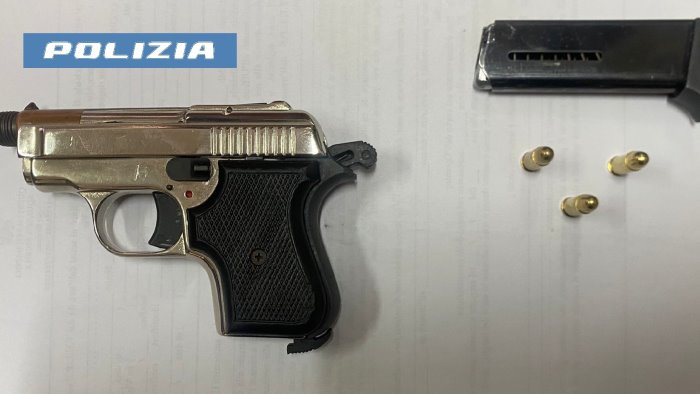 destinatario di un provvedimento per la carcerazione viene sorpreso con un arma