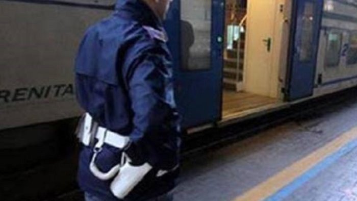 stazione di napoli centrale sorpresa con la droga e arrestata