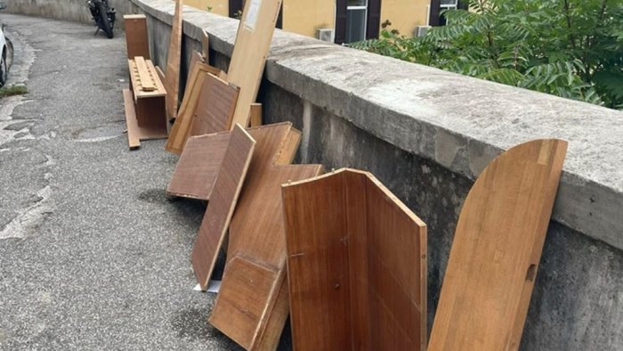 napoli al vomero troppi rifiuti ingombranti per strada