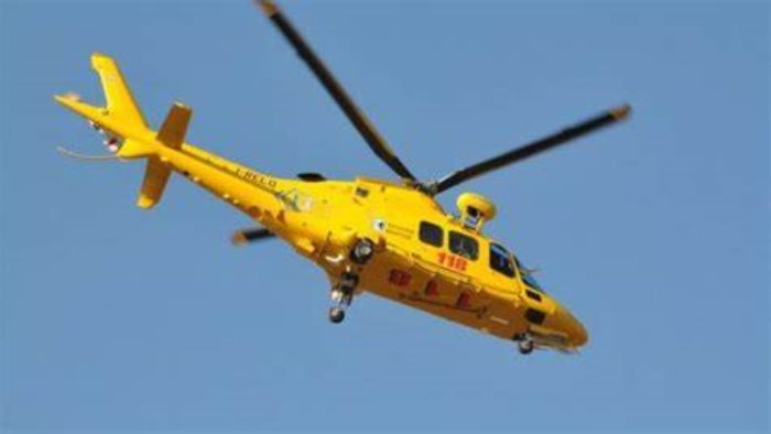 accusa un malore mentre fa il bagno nel cilento salvato da un vigile del fuoco