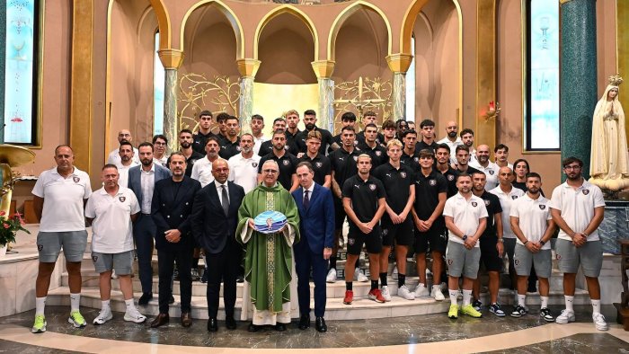 salernitana dirigenza e squadra al completo a cascia la giornata