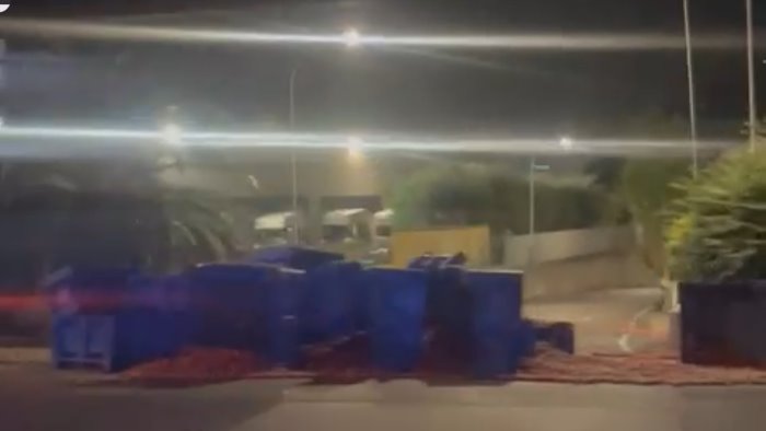 fisciano tir perde il carico che finisce su un auto ferite due donne