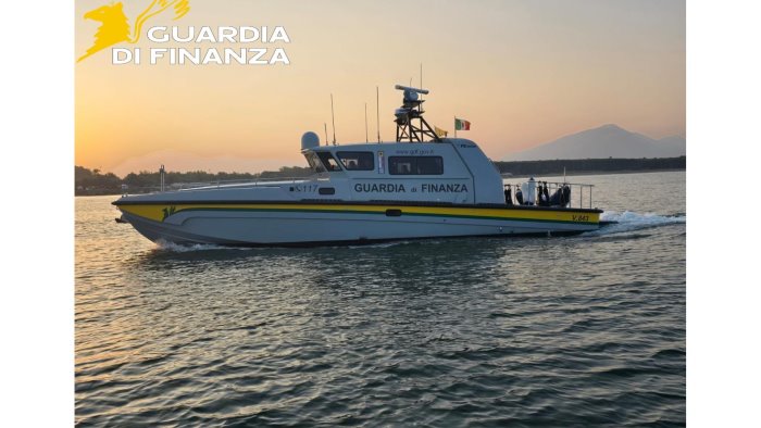 yacht rubato davanti castel dell ovo ritrovato sulla spiaggia di torre del greco
