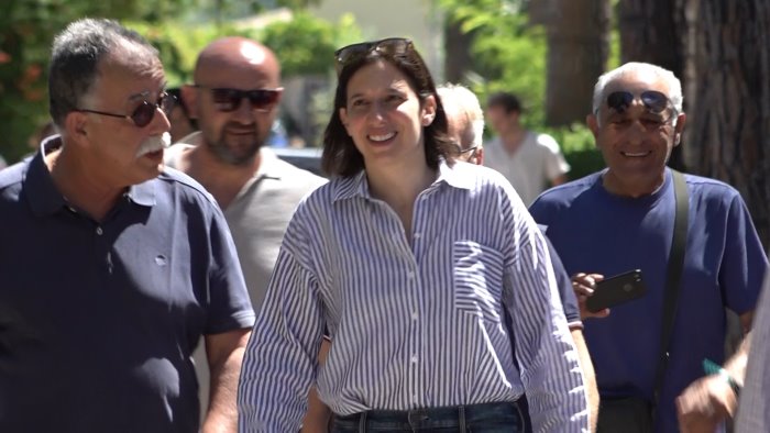 regionali schlein tende la mano a de luca uniti per battere le destre