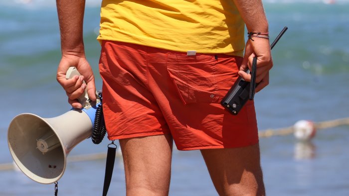 palinuro due giovani rischiano di annegare sulla spiaggia delle saline