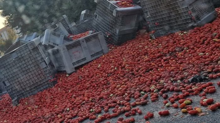 tir perde carico di pomodori a solofra domenica di caos sul raccordo