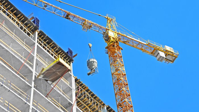 caduta da un carrello elevatore gravi due operai
