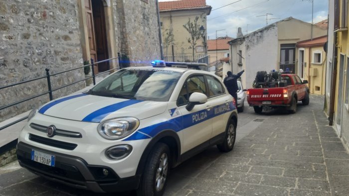 avella lanciano tronco di legno in un giardino denunciati genitori e figli