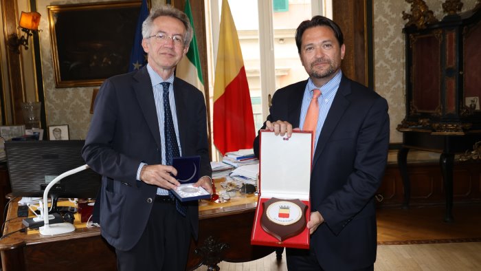 manfredi ha ricevuto in comune il nuovo console usa terrence flynn