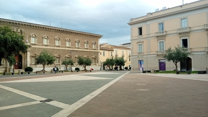 aggressione a piazza roma una persona in ospedale l ira di mastella