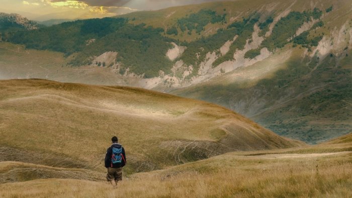 da porto a milazzo la camminata benefica da 3 740 km arriva in campania