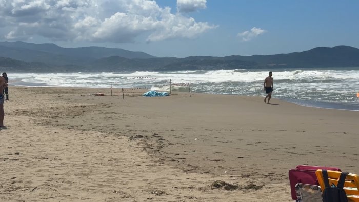 tragedia in mare a capaccio turista muore annegato davanti ai familiari