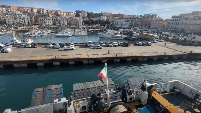 pozzuoli al porto arriva un pontone anti bradisismo