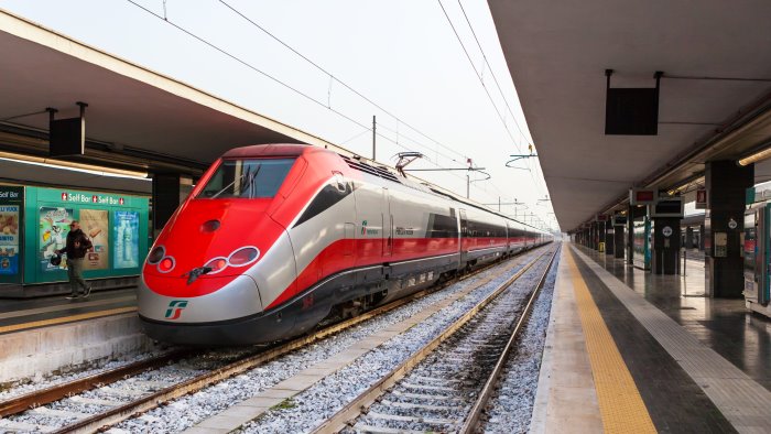 treni sospesa la linea napoli caserta via cancello caos e disagi