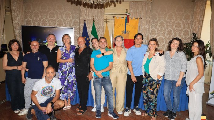 napoli pride 2025 in marcia per i diritti con gaia e un cast stellare