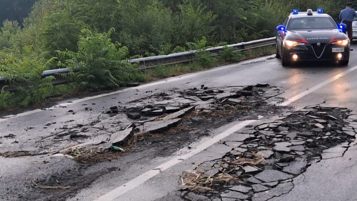 dissesto stradale a mirabella eclano intervengono i carabinieri