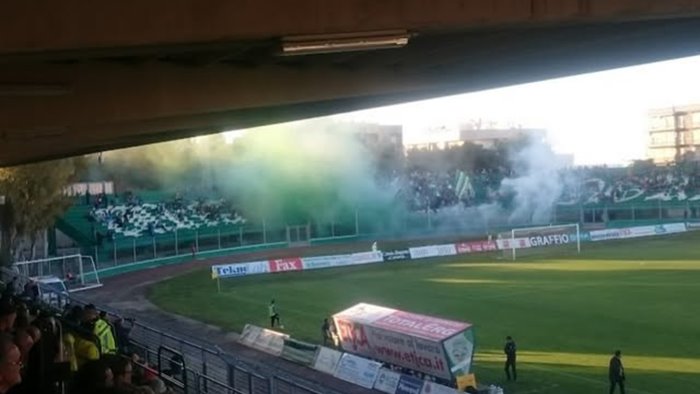 disordini durante l incontro di calcio monopoli altamura 7 provvedimenti