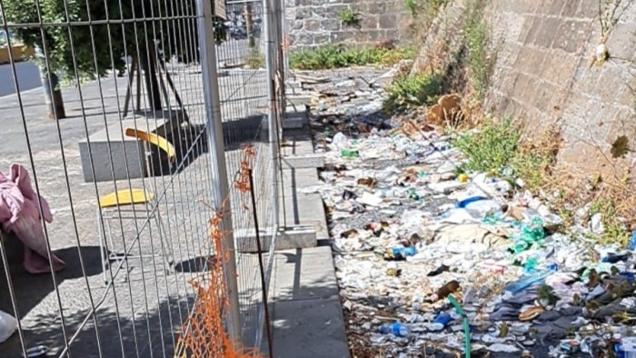 il maschio angioino ridotto a discarica rimosse 5 tonnellate di rifiuti