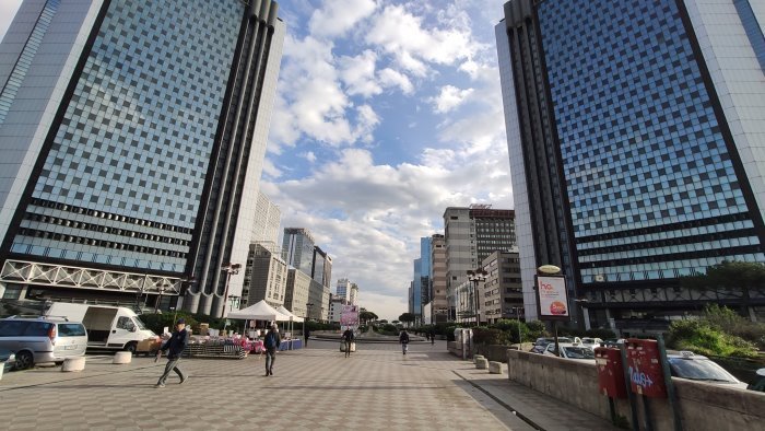 pioggia di bottiglie di vetro al centro direzionale potevo morire