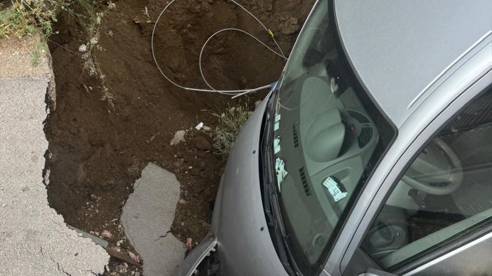 auto inghiottita dalla voragine in strada nessuno mi aiuta lasciato solo
