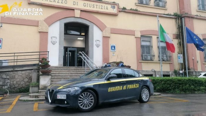 appalto per le auto della municipale sospesi due funzionari del comune di cava