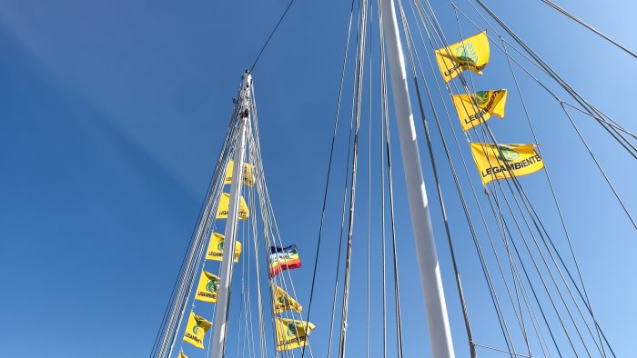 blitz di goletta verde nel golfo di ogliastro azione di denuncia di legambiente