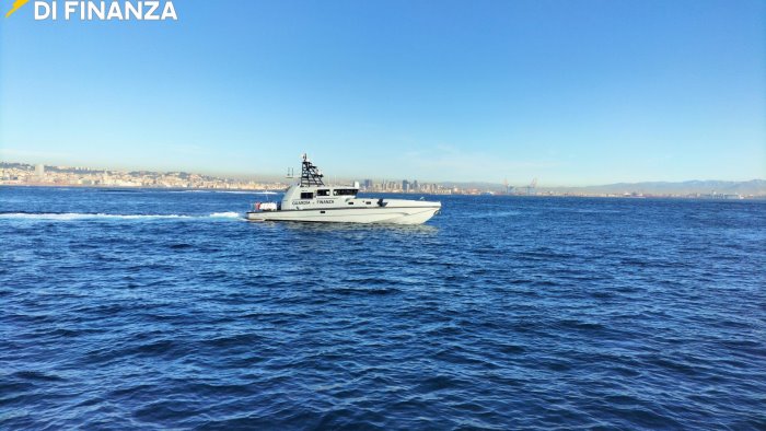 occupazione abusiva scatta il sequestro nel mare di bacoli