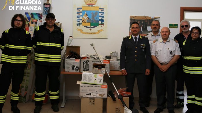 la finanza dona alla protezione civile attrezzi per la manutenzione del verde