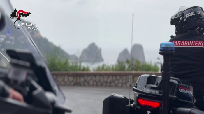 carne avariata e ghiaccio nelle buste dell immondizia