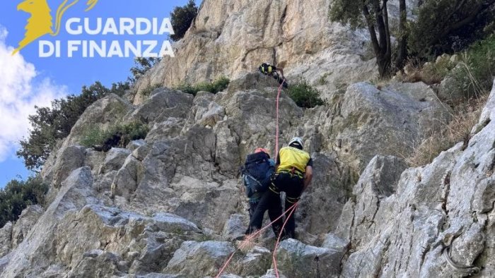 alpinista scivola e resta bloccato sul monte costa salvataggio al cardiopalma