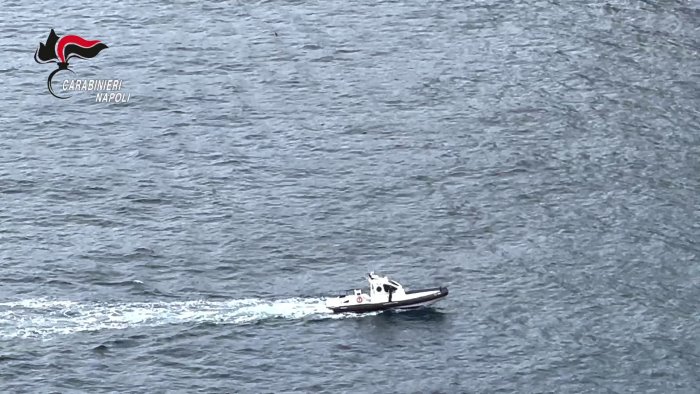 lotta all abusivismo nelle zone balneari a napoli sanzioni e sequestri