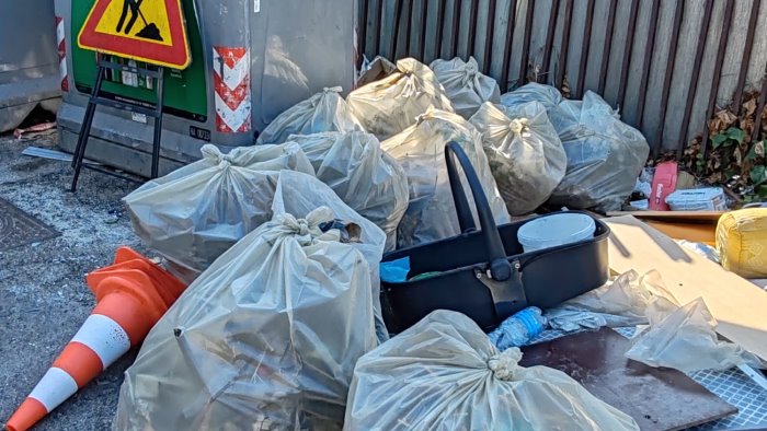 napoli la battaglia per il decoro ripulite dai rifiuti le aiuole di via pigna