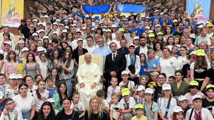 da postiglione a roma l incontro dei bambini ucraini con papa leone