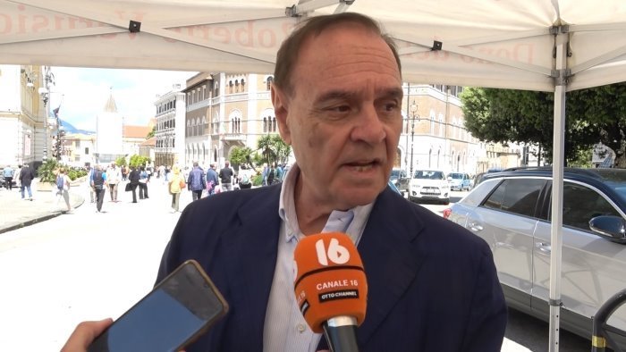 sindaco mastella al 9 posto in italia per consenso abbraccio la mia citta