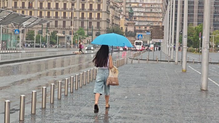 dagli ombrelloni agli ombrelli a napoli temporali e pioggia di fulmini