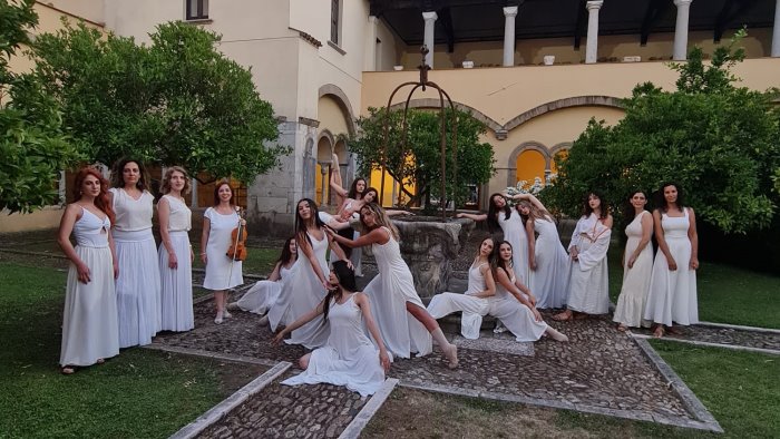 il successo di struscio di streghe la notte delle donne