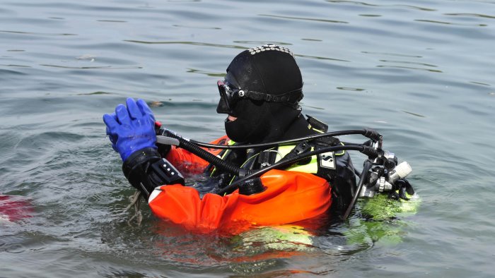 c e un cadavere nel canale a giugliano si cerca il rapinatore scomparso