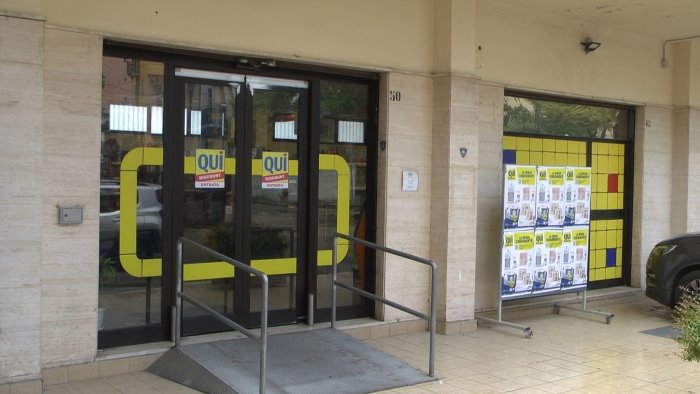 minaccia le cassiere e fugge con i soldi caccia al rapinatore del market