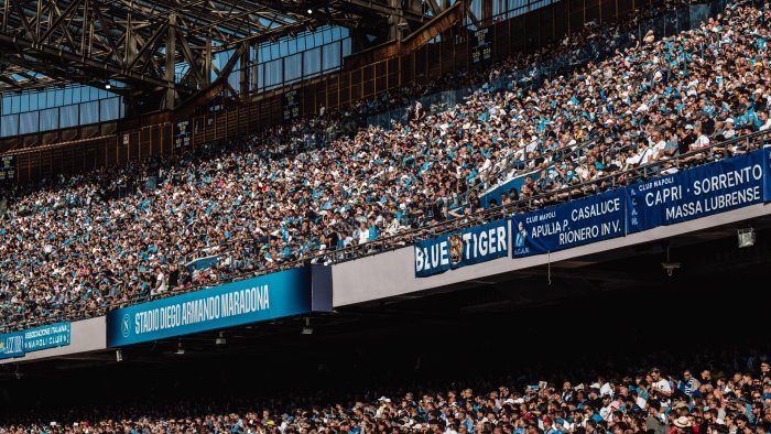 i tifosi del napoli aspettano la nuova campagna abbonamenti