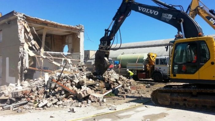 torre del greco abbattuti due manufatti abusivi nel parco del vesuvio