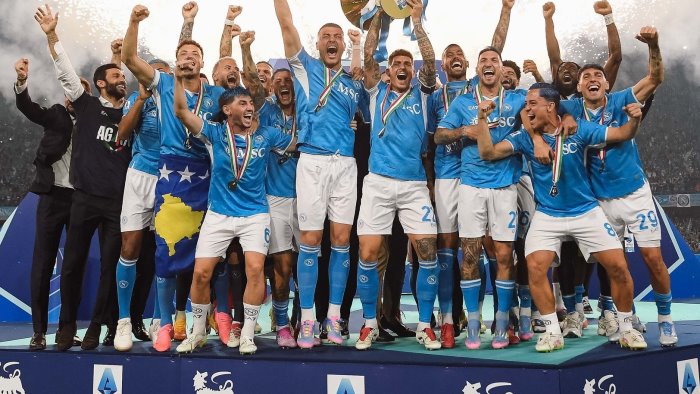 nuove maglie abbonamenti e mercato i tifosi del napoli fremono