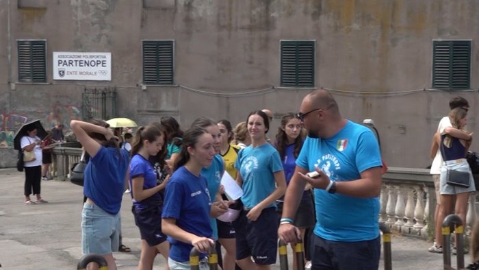 genitori e bimbi in piazza contro chiusura palestra partenope