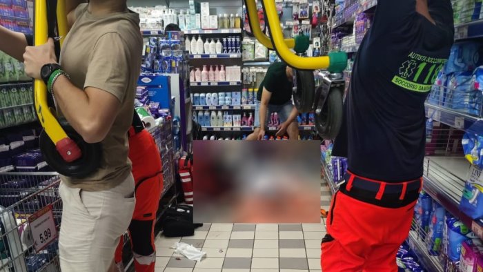 donna colta da malore in un supermercato salvata da agente fuori servizio